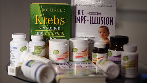 Präparate und Bücher aus dem Kopp Verlag zum Thema Gesundheit: "Krebs verstehen und natürlich heilen", "Die Impf-Illusion"